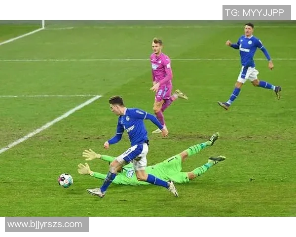 沙尔克04客战失利，法兰克福全面压制取胜